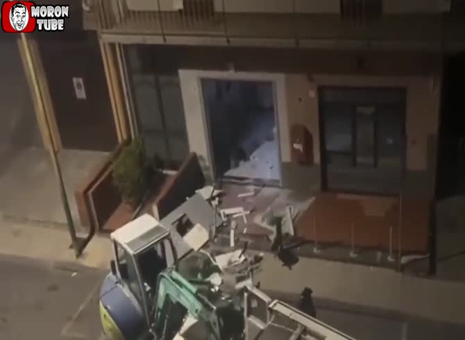 Video :Unusual crime in Catania - an excavator is used to steal an ATM